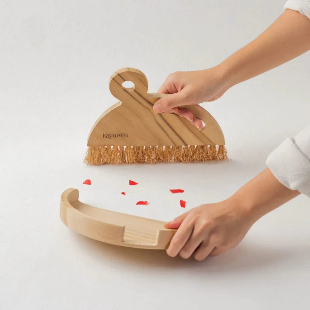 Kayu Dustpan and Brush